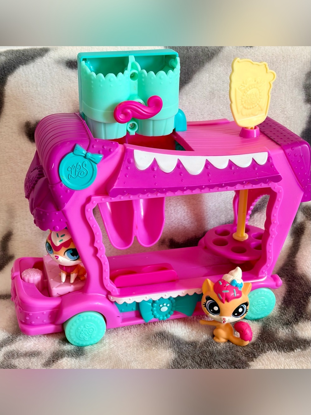 Littlest Pet Shop Sweet Treat Delights Truck (2022) /2 Sweet Treats LPS Cats